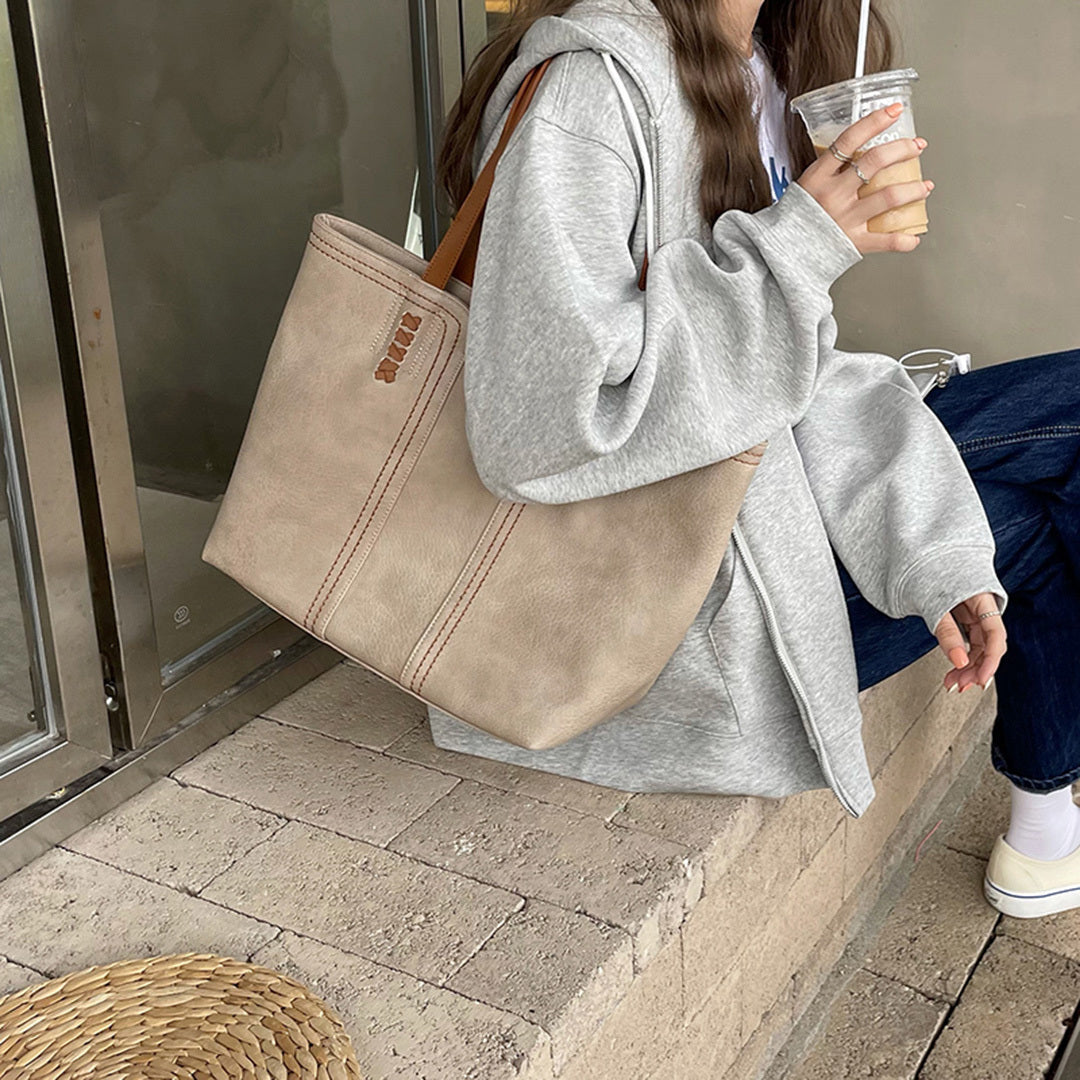 Elegante Ledertasche mit geräumigem Innenraum und mehreren Taschen