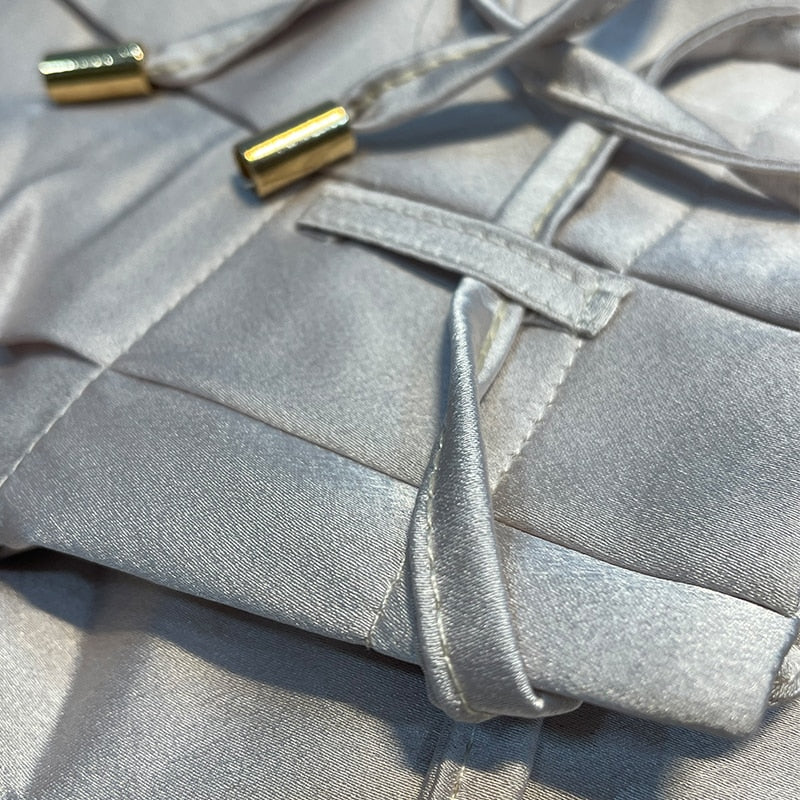 Trendiges Damenoutfit: Ärmelloses Crop-Top und weite Hose