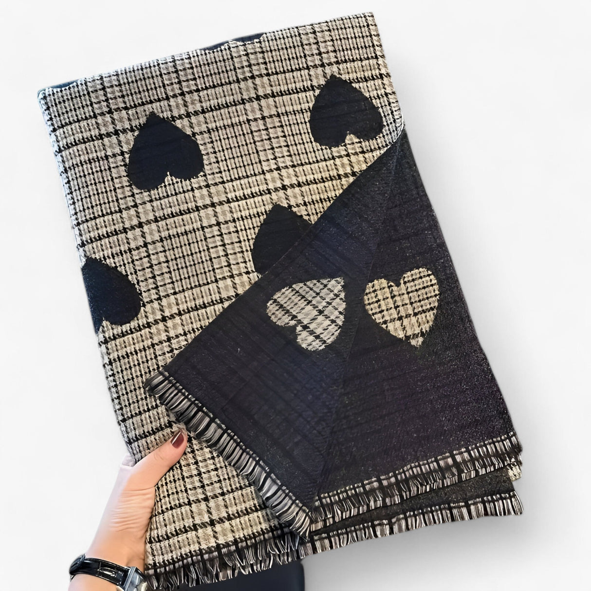 Szal z sercami – ciepły i elegancki szalik damski na zimę