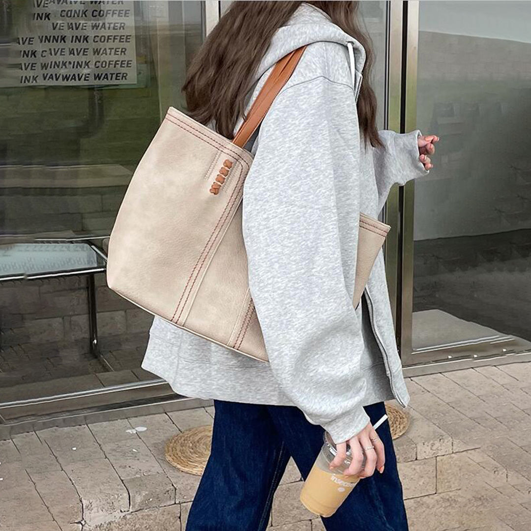 Elegante Ledertasche mit geräumigem Innenraum und mehreren Taschen