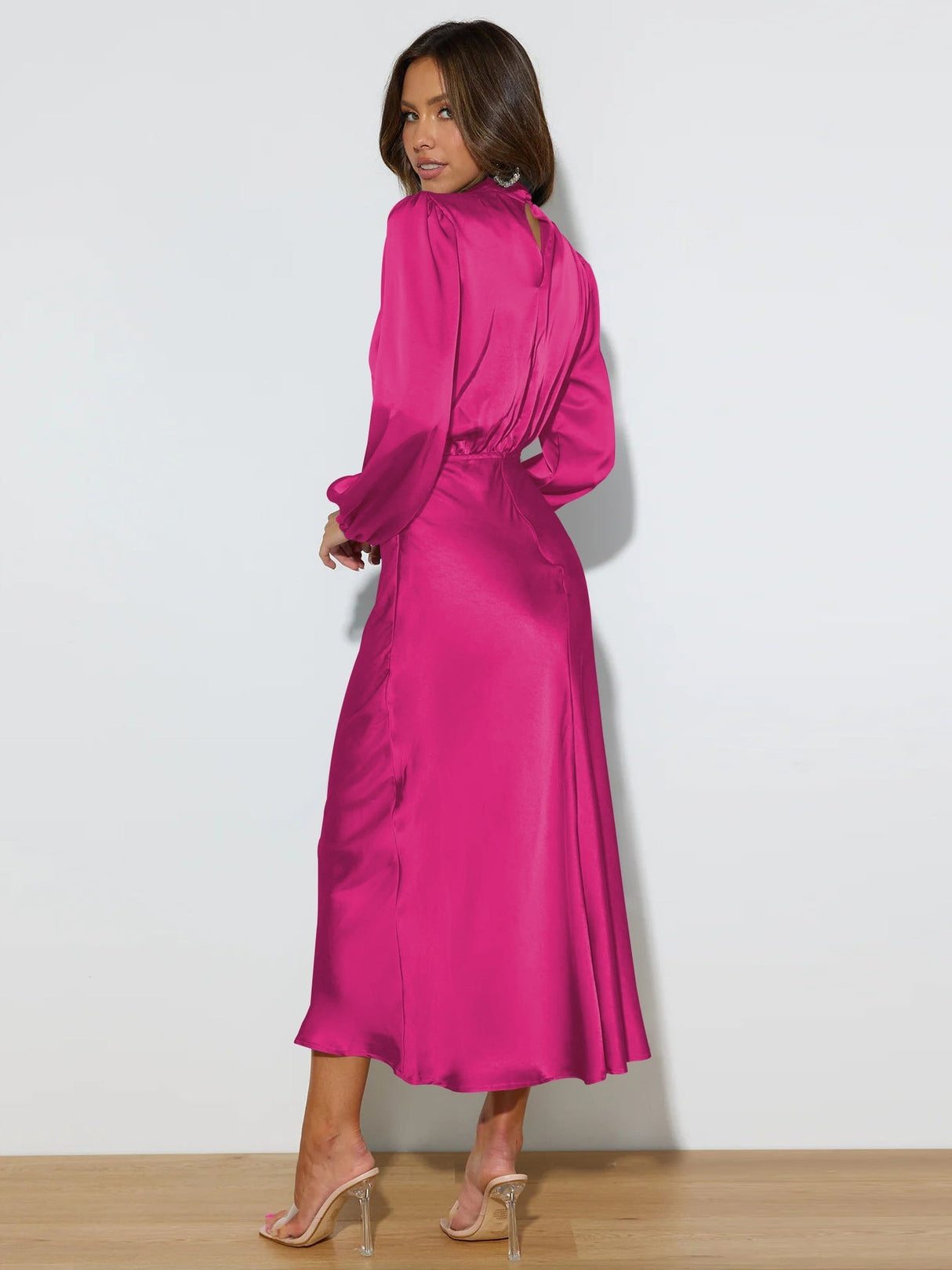 Elegantes Satin-Kleid mit langen Ärmeln