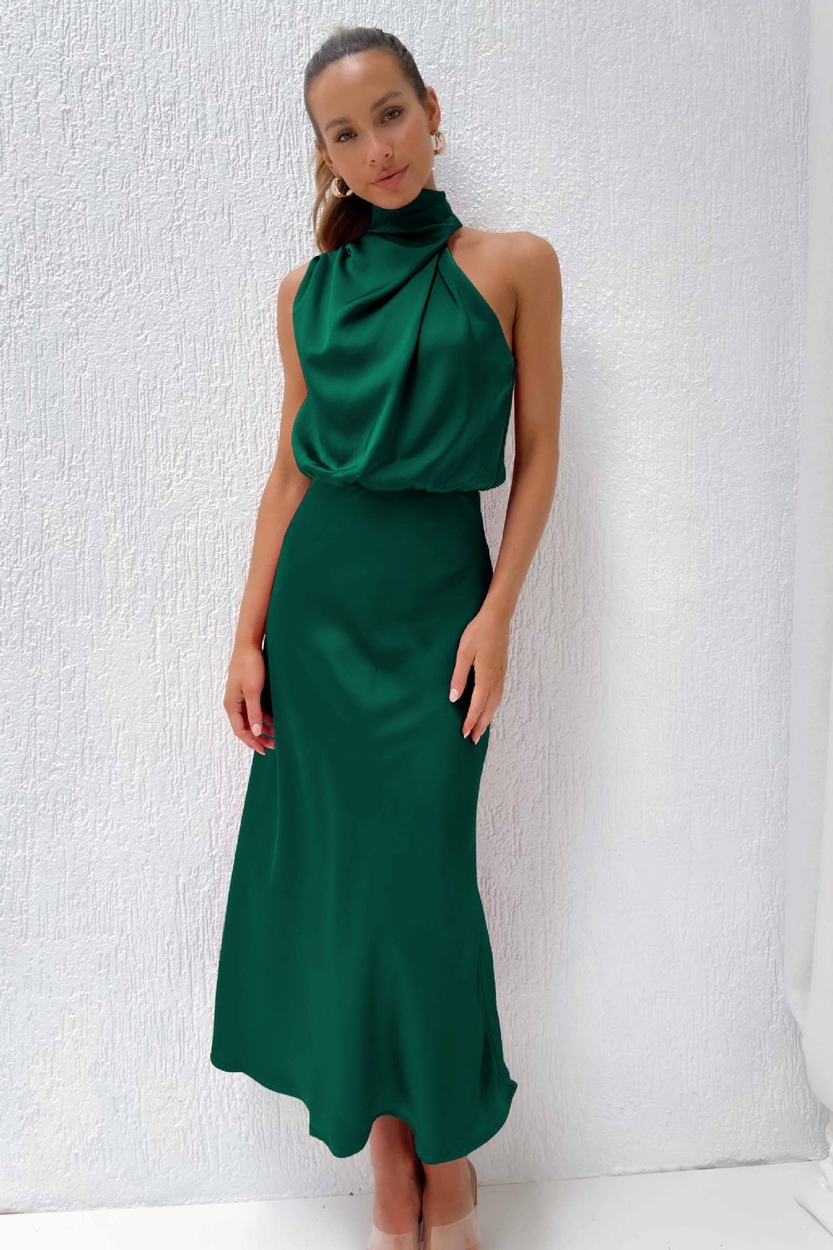 Lange Satinrobe mit Neckholderkragen und elegantem Schnitt