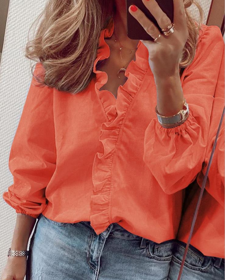 Bluse mit Volants und V-Ausschnitt - Elegante Spitzenakzente