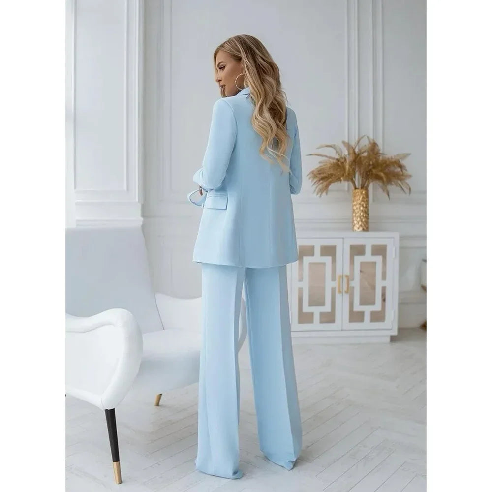 Ensemble costume bleu clair deux pièces avec blazer à double boutonnage