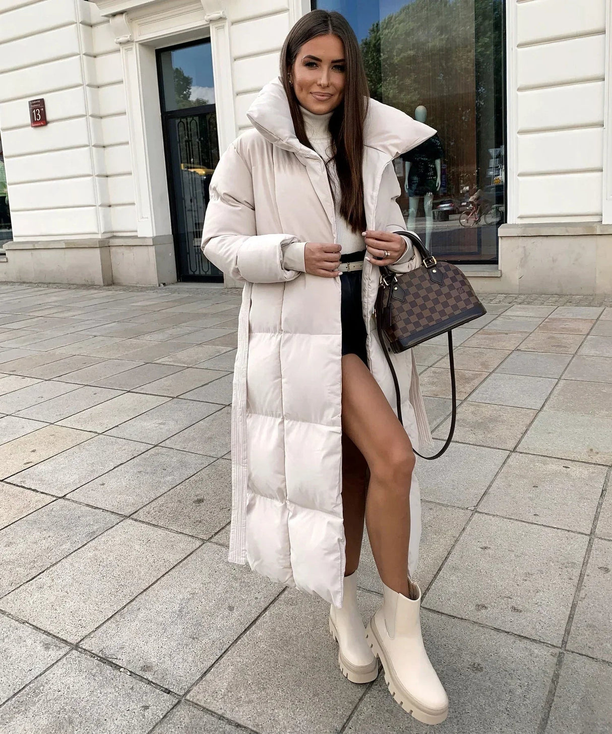 Langer Wintermantel für Damen – Eleganter gesteppter Mantel mit Gürtel