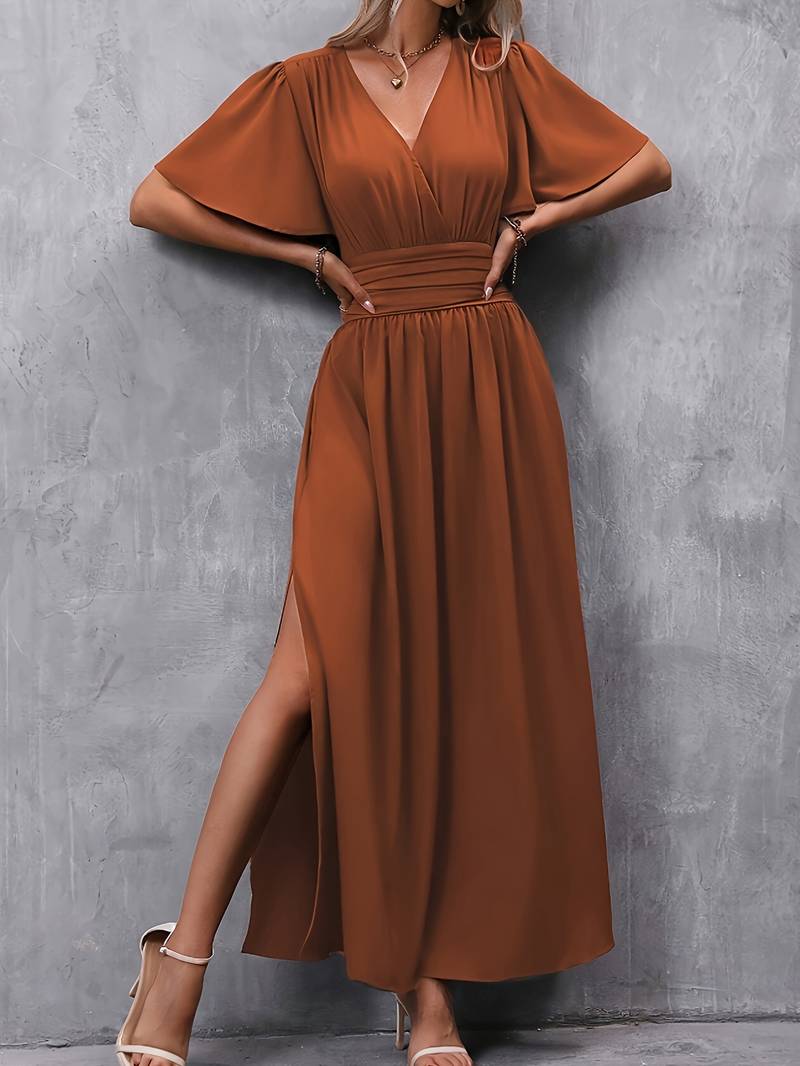 Elegantes Kleid mit Rüschen und plissiertem Taillenbereich