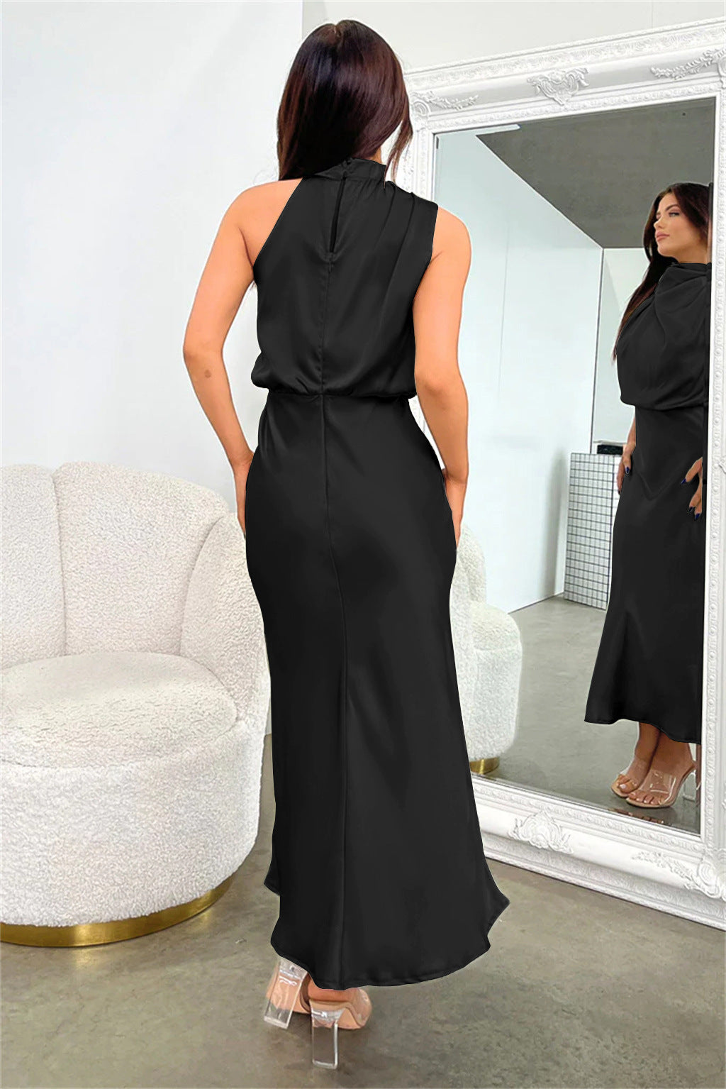 Lange Satinrobe mit Neckholderkragen und elegantem Schnitt
