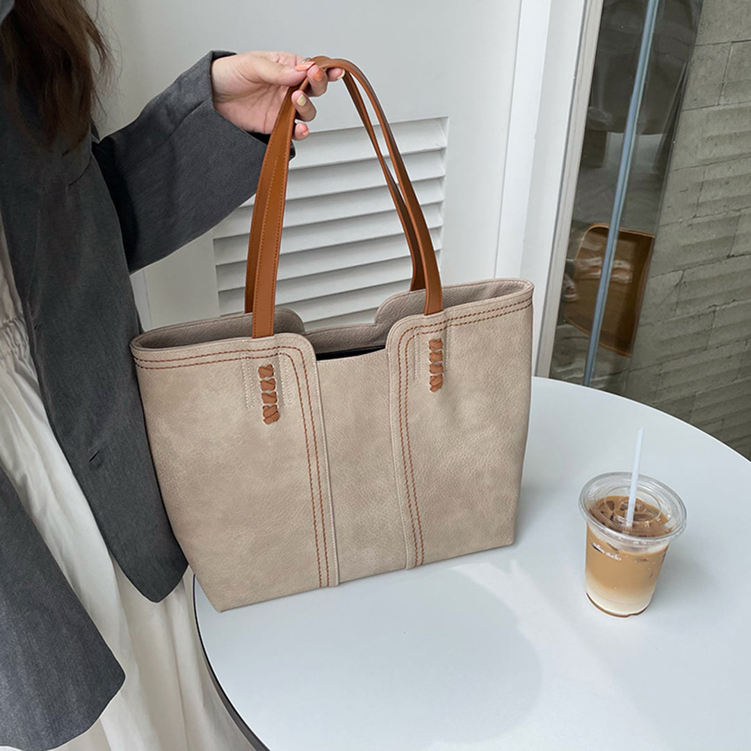 Elegante Ledertasche mit geräumigem Innenraum und mehreren Taschen