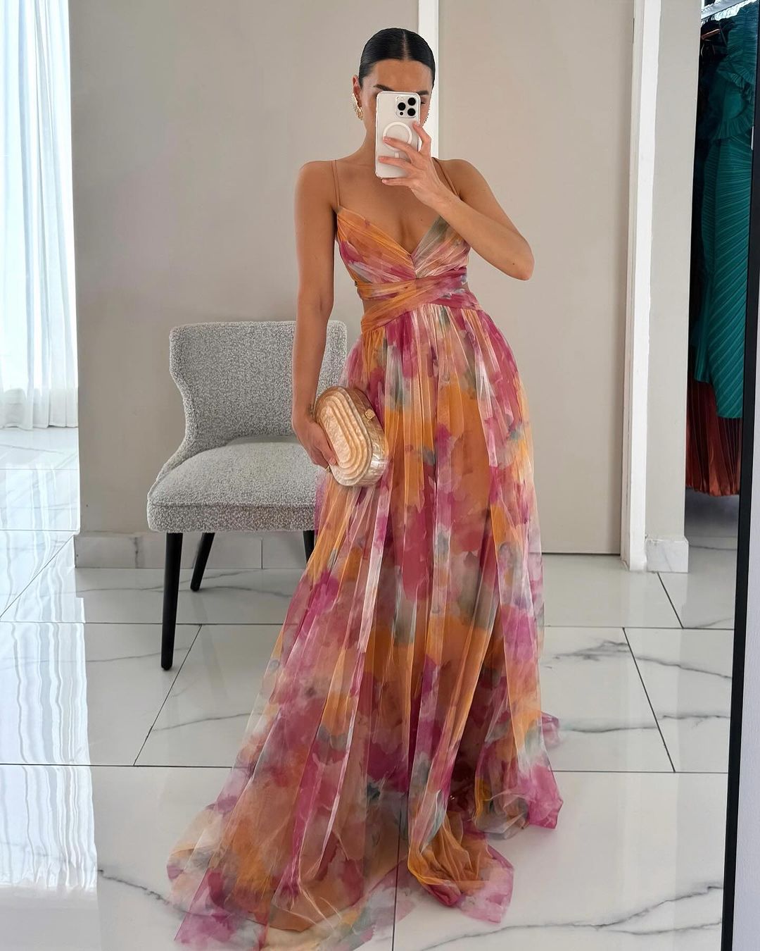 Maxikleid für den Sommer mit Blumenmuster und offenem Rücken