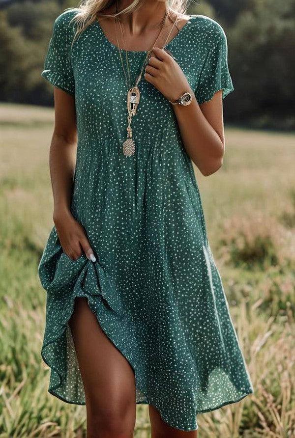 Kurzes gepunktetes Kleid mit kurzen Ärmeln