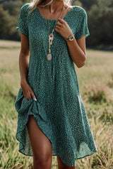 Kurzes gepunktetes Kleid mit kurzen Ärmeln