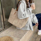 Elegante Ledertasche mit geräumigem Innenraum und mehreren Taschen