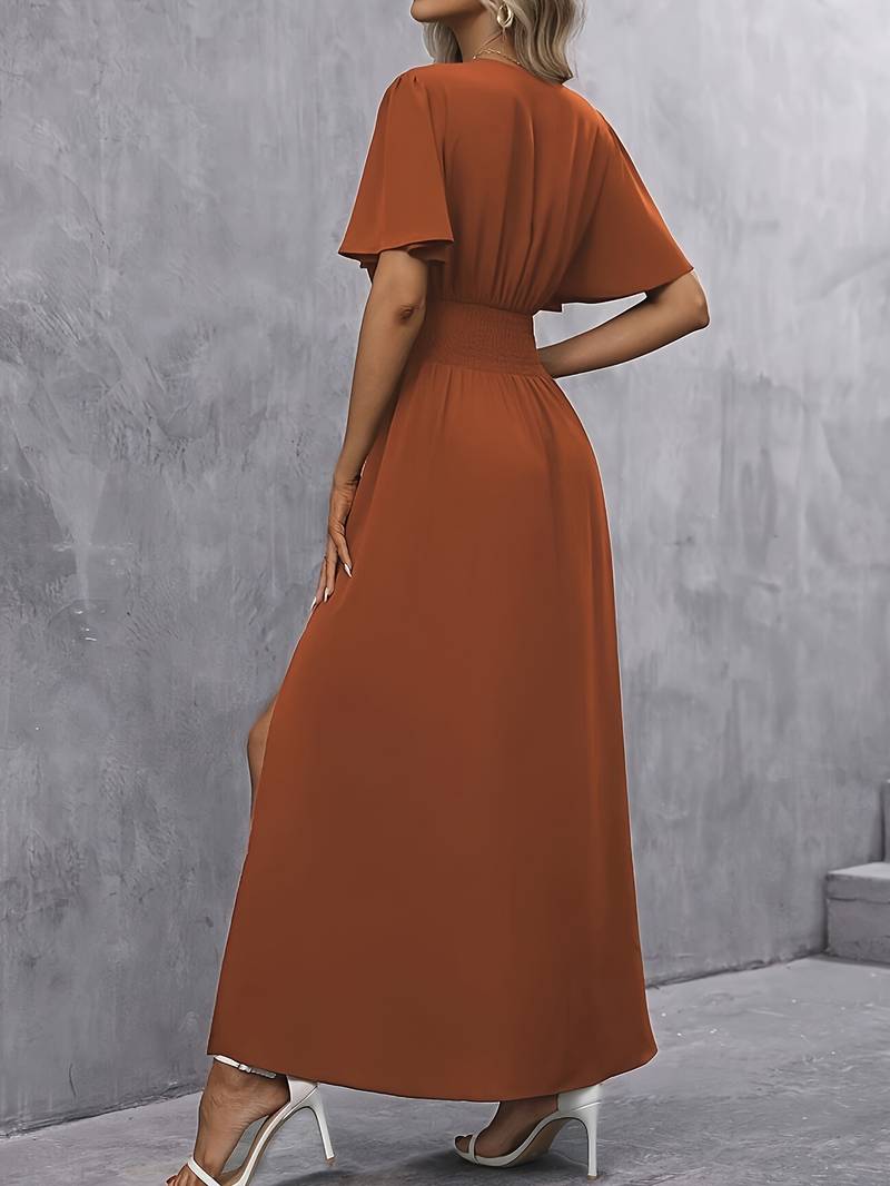 Elegantes Kleid mit Rüschen und plissiertem Taillenbereich