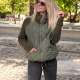 Steppjacke mit Strickärmeln und hohem Kragen