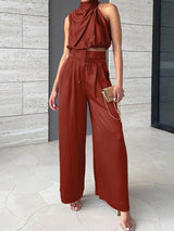 Trendiges Damenoutfit: Ärmelloses Crop-Top und weite Hose