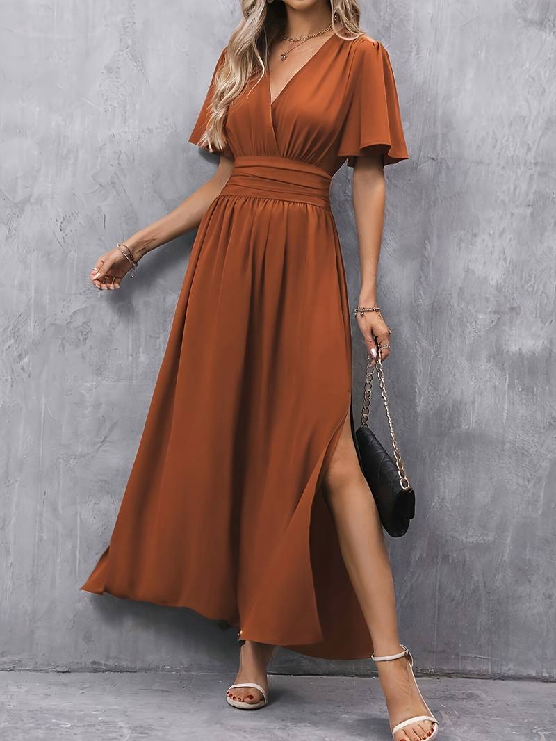 Elegantes Kleid mit Rüschen und plissiertem Taillenbereich