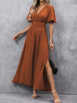 Elegantes Kleid mit Rüschen und plissiertem Taillenbereich