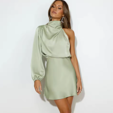 Asymmetrisches Abendkleid mit einer Schulter und Puffärmel