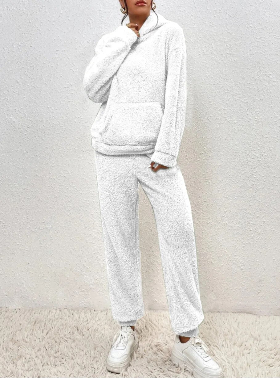Damen Loungewear Set aus Fleece – Weicher Kapuzenpullover und Hose für den Winter