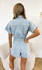 Kurzer Jeans-Overall mit Knöpfen und Blusendesign
