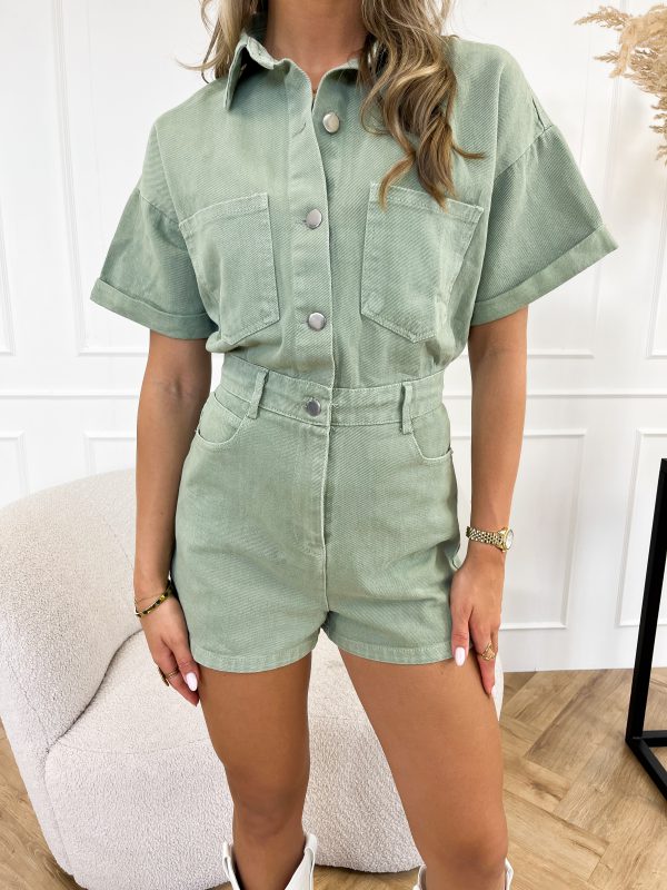 Kurzer Jeans-Overall mit Knöpfen und Blusendesign