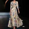 Elegantes langes Kleid mit Blumenmuster und V-Ausschnitt