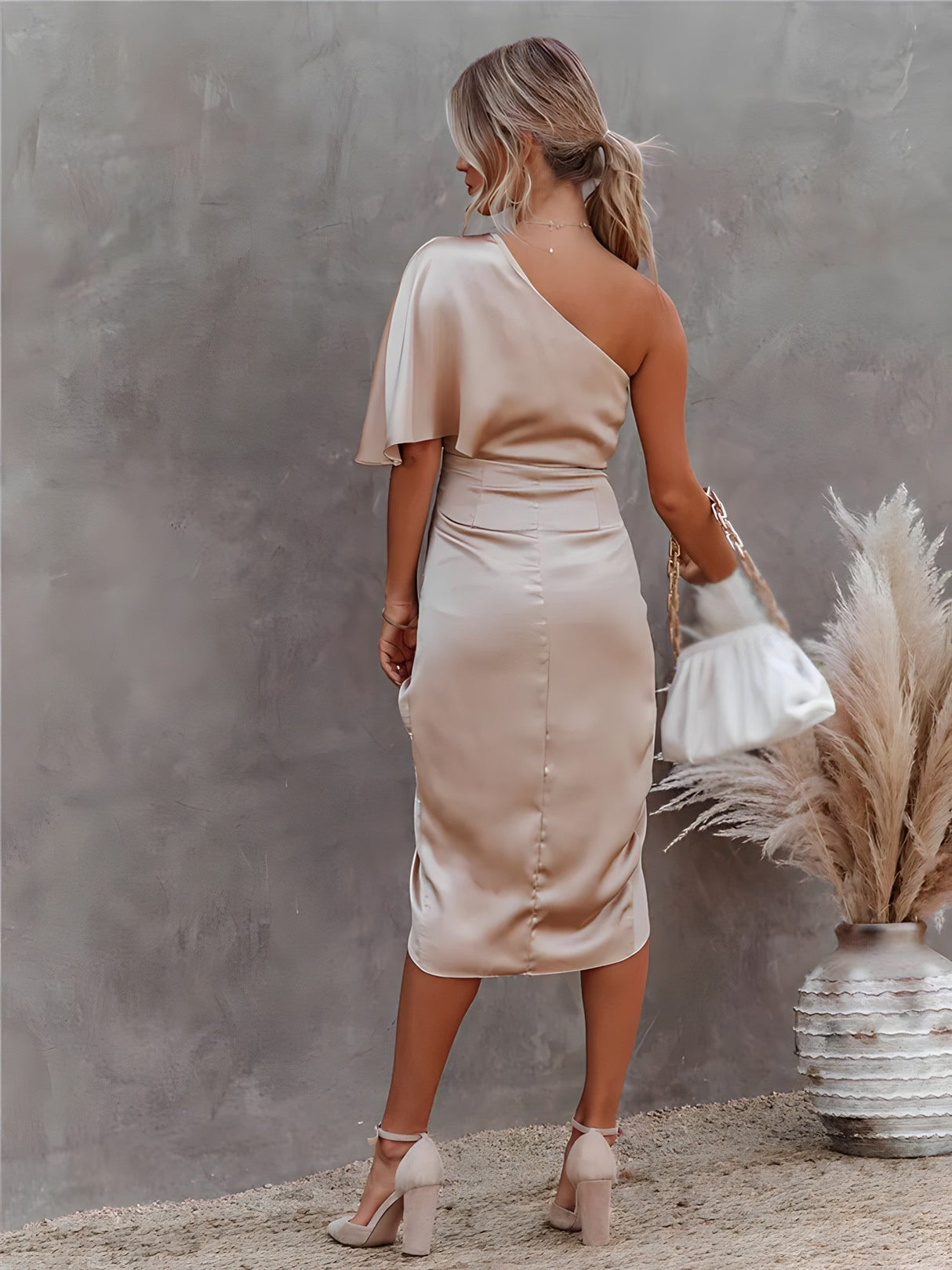 Elegantes Midikleid mit glamourösem Schnitt
