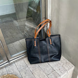 Elegante Ledertasche mit geräumigem Innenraum und mehreren Taschen