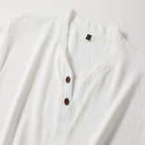 T-shirt classique col en V pour homme, élégant et confortable.