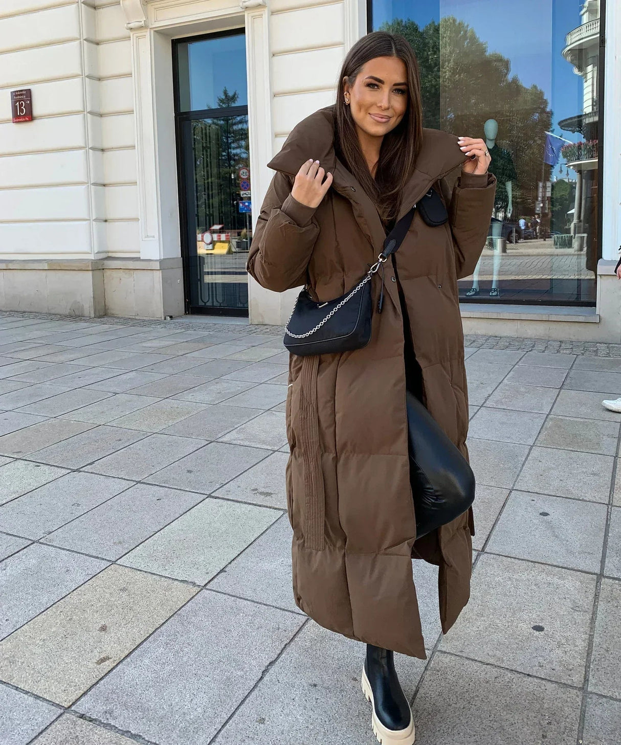 Langer Wintermantel für Damen – Eleganter gesteppter Mantel mit Gürtel
