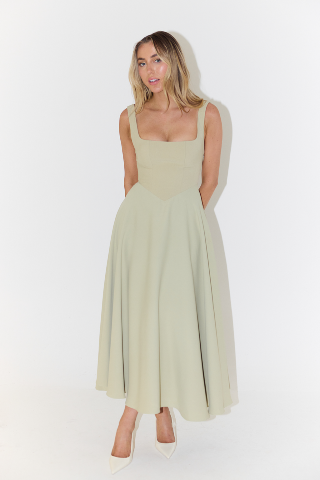 Robe Midi à Encolure Carrée - Style Élégant et Durable