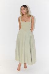 Robe Midi à Encolure Carrée - Style Élégant et Durable