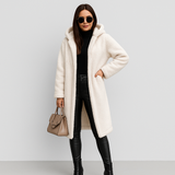 Damen langer Wintermantel mit Kapuze – warm, weich und elegant