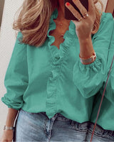 Bluse mit Volants und V-Ausschnitt - Elegante Spitzenakzente