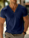 T-shirt classique col en V pour homme, élégant et confortable.