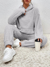 Damen Loungewear Set aus Fleece – Weicher Kapuzenpullover und Hose für den Winter