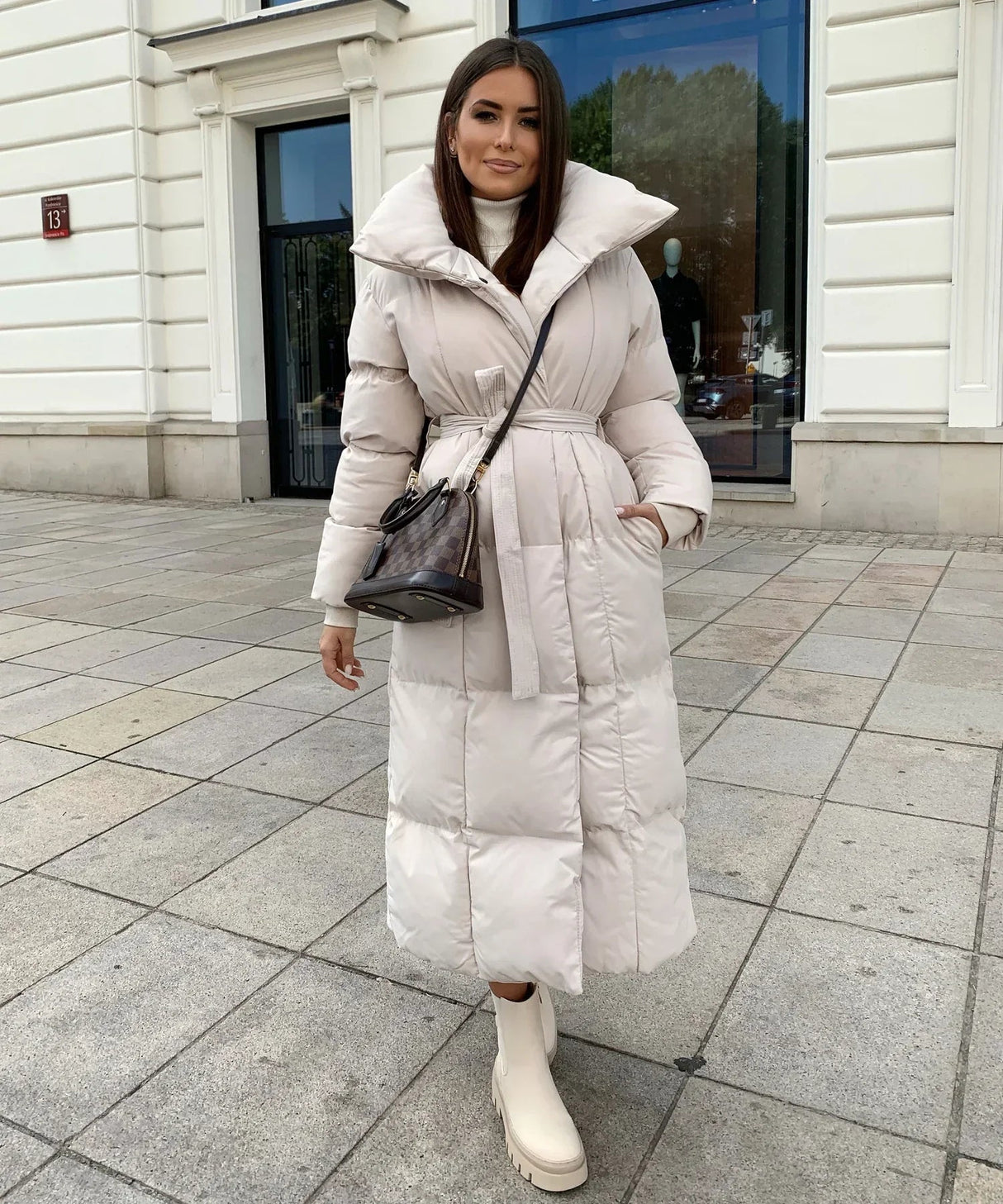 Langer Wintermantel für Damen – Eleganter gesteppter Mantel mit Gürtel