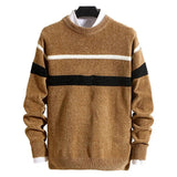 Eng anliegendes Herren-Polo mit Streifen