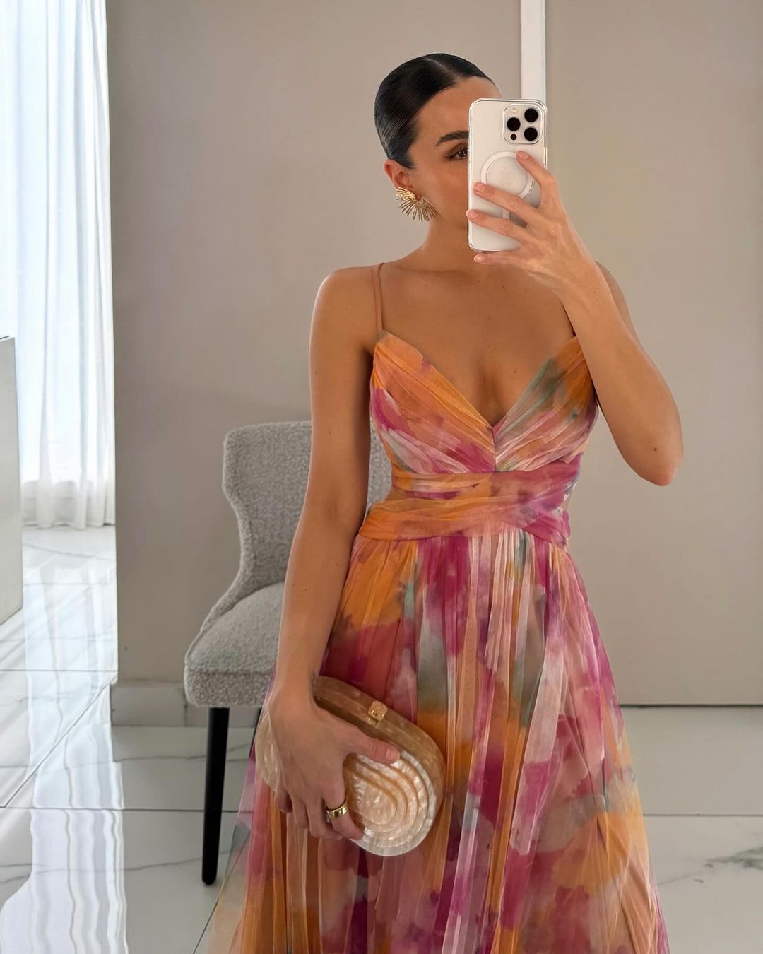 Maxikleid für den Sommer mit Blumenmuster und offenem Rücken