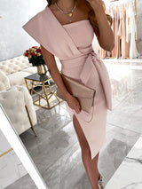 Wickelkleid mit asymmetrischem Schnitt, verstellbaren Schnürungen und elegantem Schnitt
