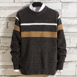 Eng anliegendes Herren-Polo mit Streifen