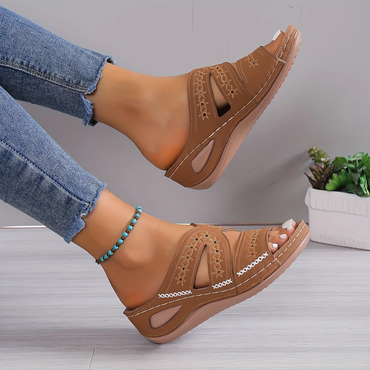 Bequeme orthopädische Sandalen mit Keilabsatz und Belüftung