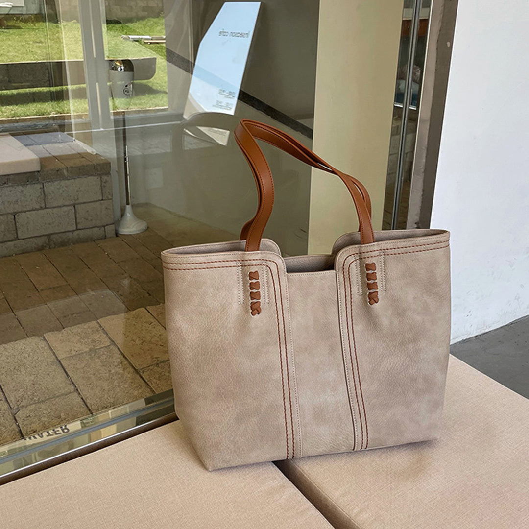 Elegante Ledertasche mit geräumigem Innenraum und mehreren Taschen