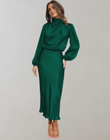 Elegantes Satin-Kleid mit langen Ärmeln