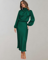 Elegantes Satin-Kleid mit langen Ärmeln