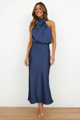Lange Satinrobe mit Neckholderkragen und elegantem Schnitt