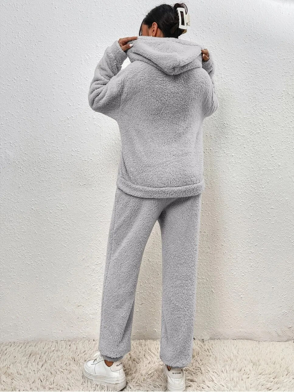Warmer Kuschelanzug mit Kapuze und Kängurutasche