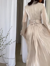 Elegantes Maxikleid mit Gürtel und V-Ausschnitt