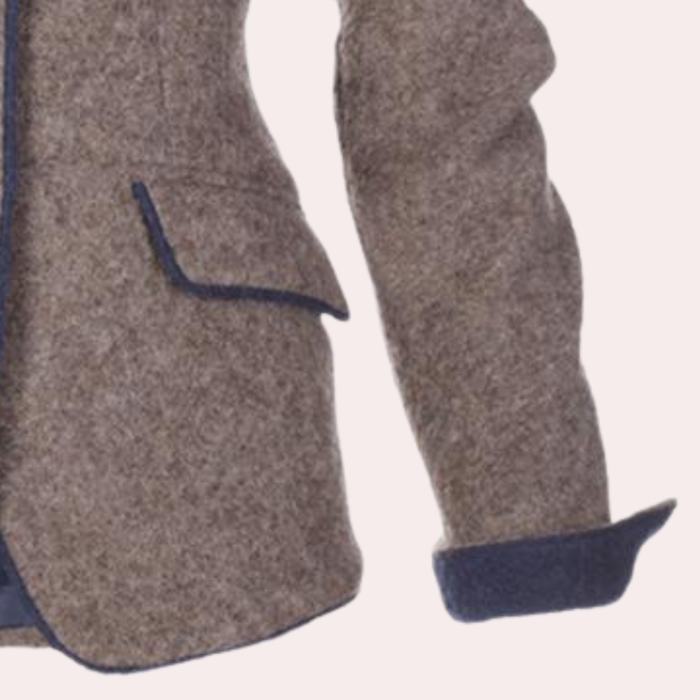 Women's fitted blazer with buttons and classic cut