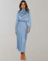 Elegantes Satin-Kleid mit langen Ärmeln